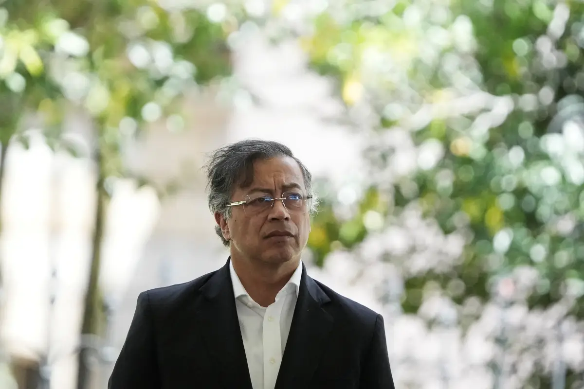 El presidente de Colombia, Gustavo Petro, mira, el día de la Quinta Cumbre Presidencial de la Organización del Tratado de Cooperación Amazónica (ACTO), donde los estados miembros se reúnen para abordar los desafíos ambientales, sociales y climáticos en el bioma amazónico, en Bogotá, Colombia, el 22 de agosto de 2025.