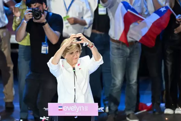 La candidata presidencial chilena Evelyn Matthei de la Unión Democrática Independiente forma una forma de corazón con sus manos durante su manifestación de campaña final en el estadio Santa Laura USEK en Santiago el 13 de noviembre de 2025