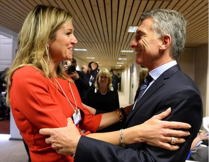 La reina de Holanda se emocionó al conocer el nuevo presidente de Argentina, su país de nacimiento.