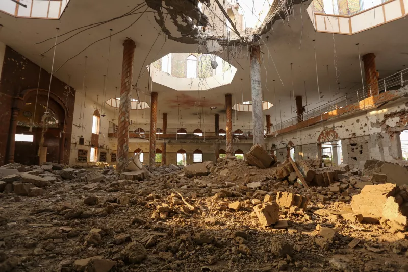 Una vista general de una estructura dañada de un seminario islámico después de los ataques indios en Ahmedpur Sharqia, a unos 7 kilómetros de Bahawalpur en la provincia pakistaní de Punjab, el 7 de mayo de 2025. India y Pakistán intercambiaron artillería pesada a lo largo de su disputada frontera el 7 de mayo, después de que Nueva Delhi lanzara ataques de misiles mortales contra su archirrival en la peor violencia entre los vecinos armados con armas nucleares en dos décadas.