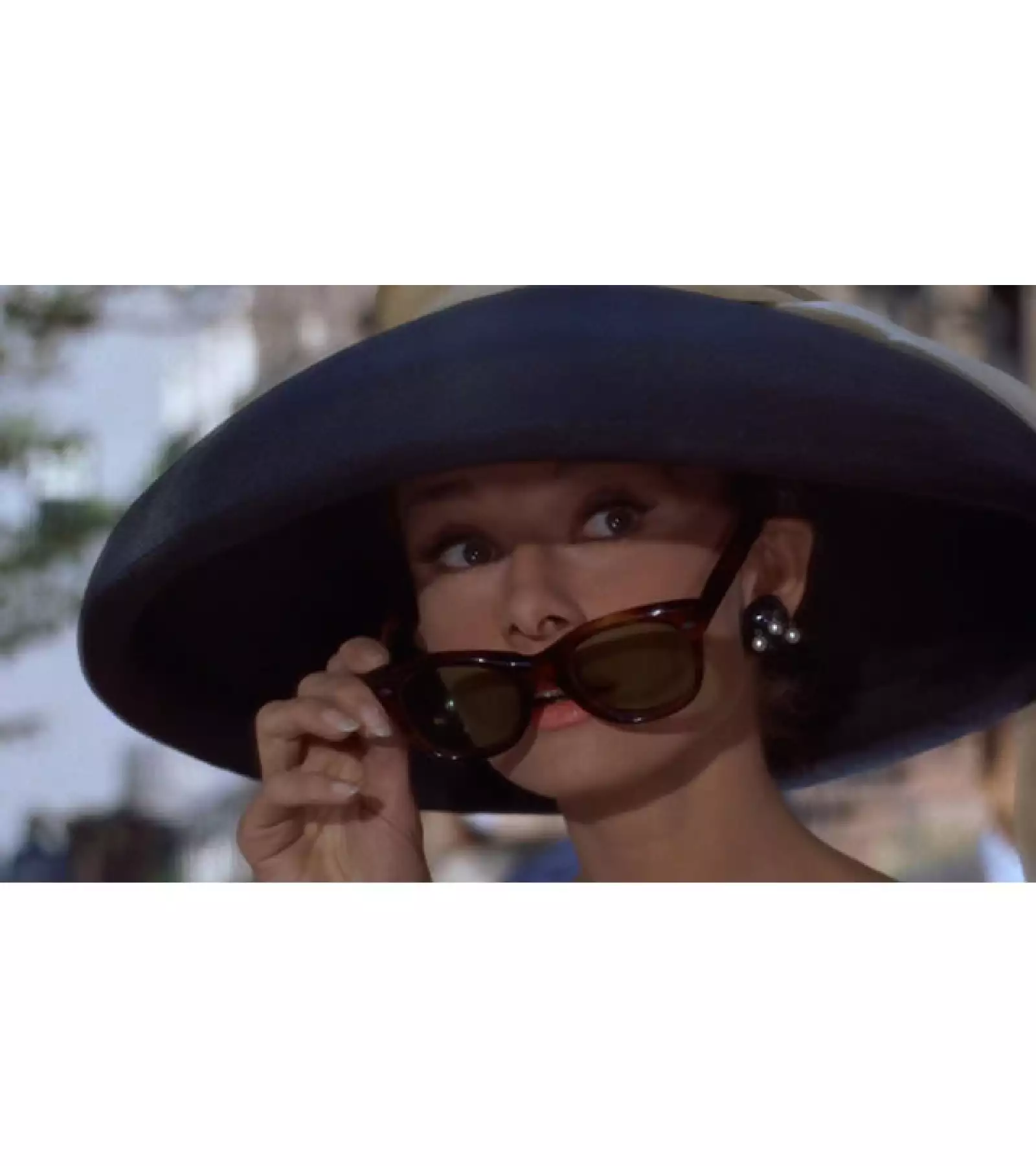 Breakfast at Tiffany´s?Una de nuestras favoritas del cine y la moda, Holly Golightly, un personaje icónico en la literatura de Capote y el cine.