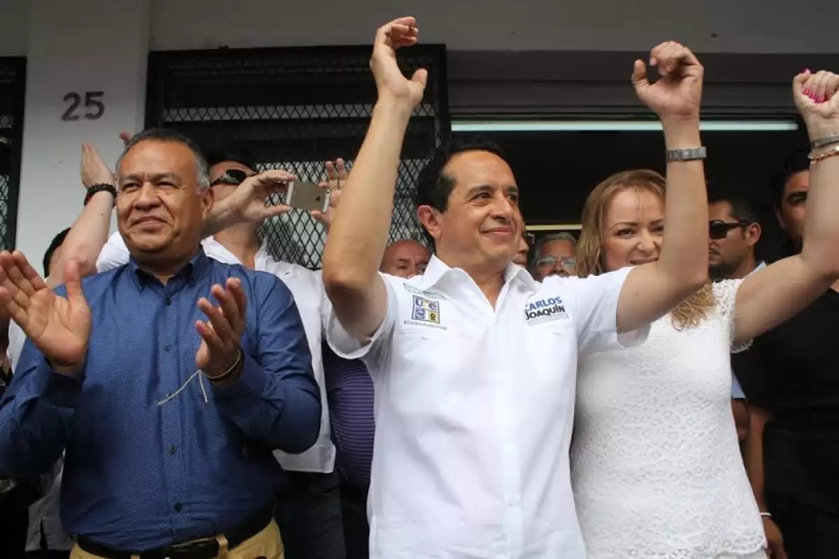 El perredista Carlos Joaquín González fue el primero en iniciar inaugurando su casa de campaña en Cancún.