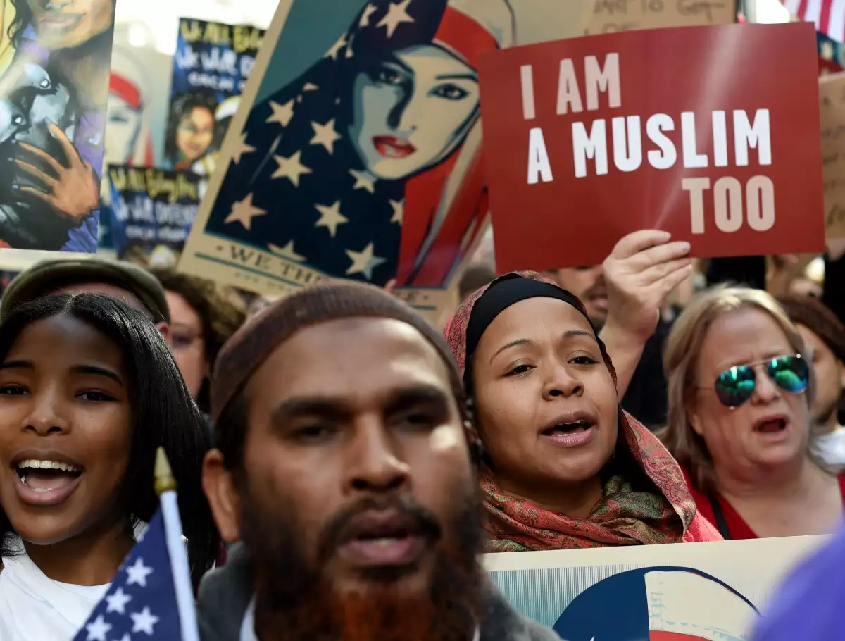 Los manifestantes marchan en Times Square de Nueva York en solidaridad con los musulmanes estadounidenses y contra la prohibición de viajar ordenada por el presidente de los Estados Unidos, Donald Trump, el 19 de febrero de 2017. El presidente de los Estados Unidos, Donald Trump, firmó una nueva prohibición de viajar el 4 de junio de 2025 dirigida a 12 países, diciendo que fue estimulada por un ataque a una protesta judía en Colorado que las autoridades culparon a un hombre que dijeron que estaba en el país ilegalmente.