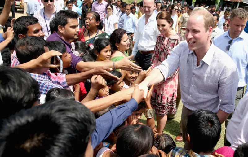 Kate y William disfrutan al máximo su "lado salvaje", y es que en su paso por Asia, visitaron el Kazaringa National Park donde alimentaron a los elefantes, convivieron con rinocerontes y más.