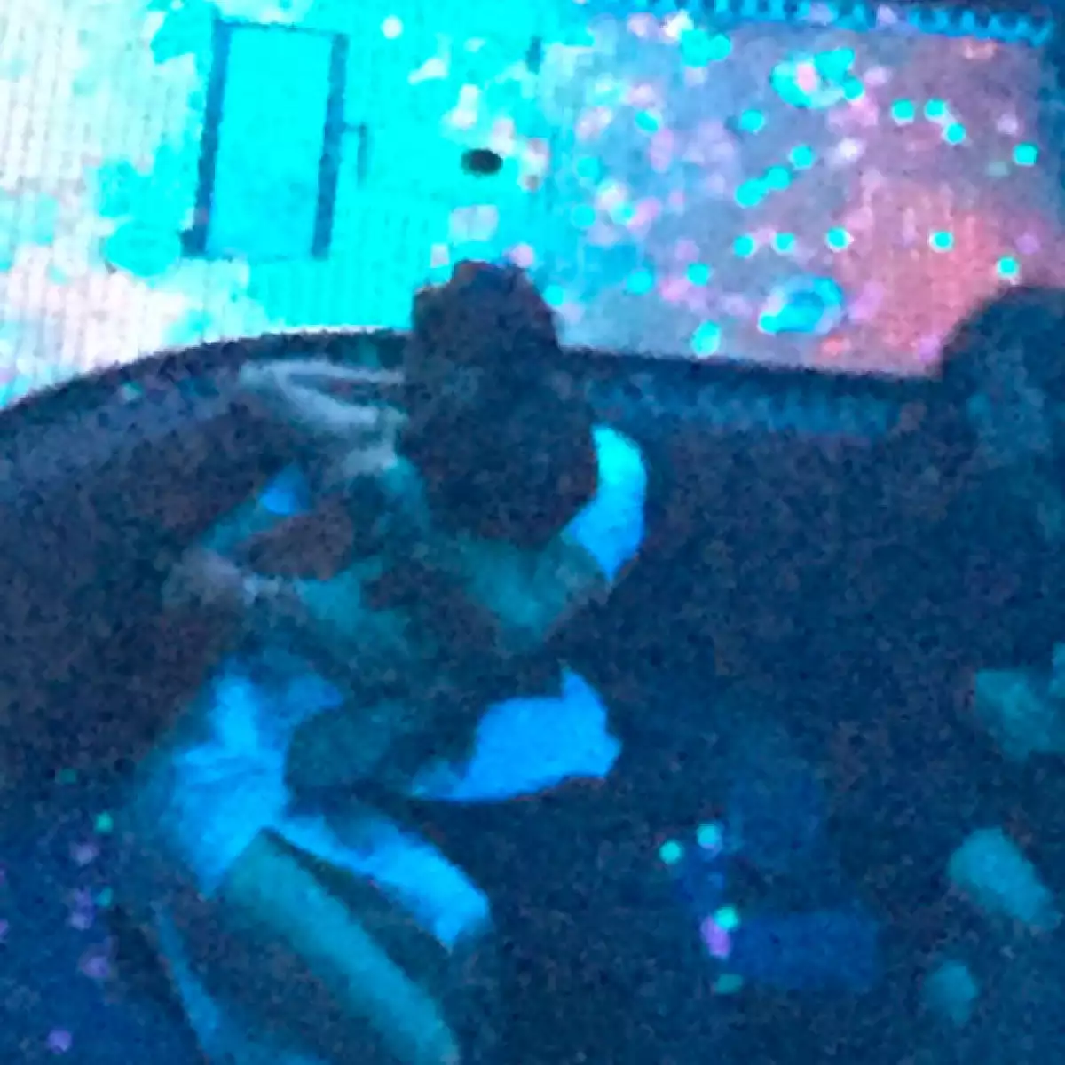 En un nightclub de Las Vegas, Orlando y Selena fueron captados por los paparazzi súper en un apasionado beso.