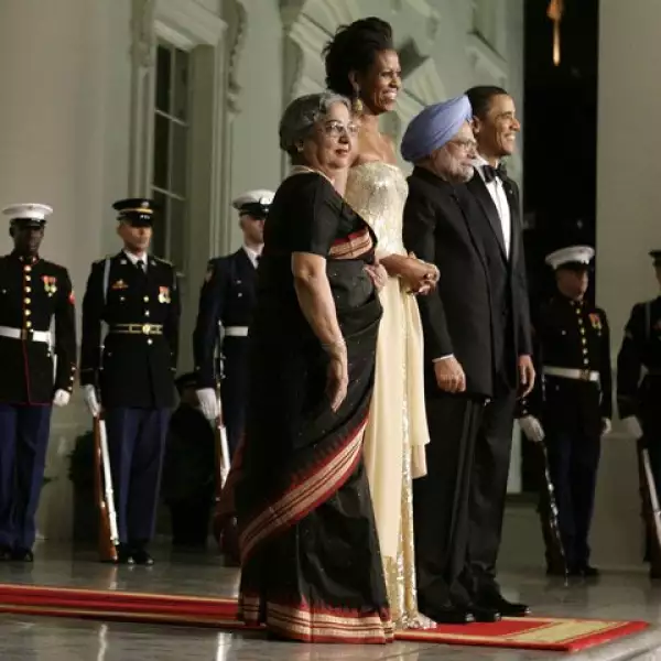 El presidente de los Estados Unidos, Barack Obama, su primera dama, Michelle, en la bienvenida a la Cena de Estado en La Casa Blanca en honor al primer ministro de la India, Manmohan Singh, y su esposa, Gursharan Kaur.