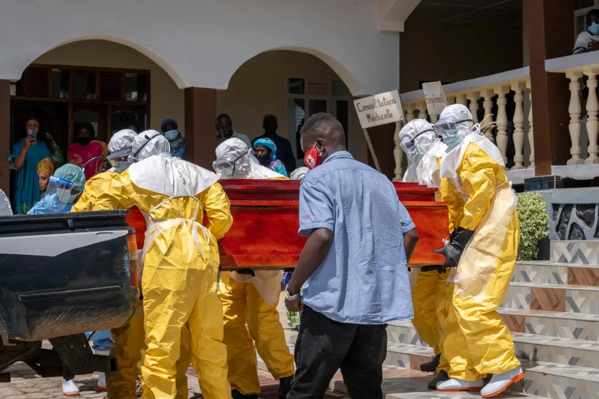 El ataúd de una persona sospechosa de haber muerto de ébola es izado en una camioneta por un trabajador de la salud en un hospital de Bunia, en el este de la República Democrática del Congo, el 25 de mayo de 2026. 