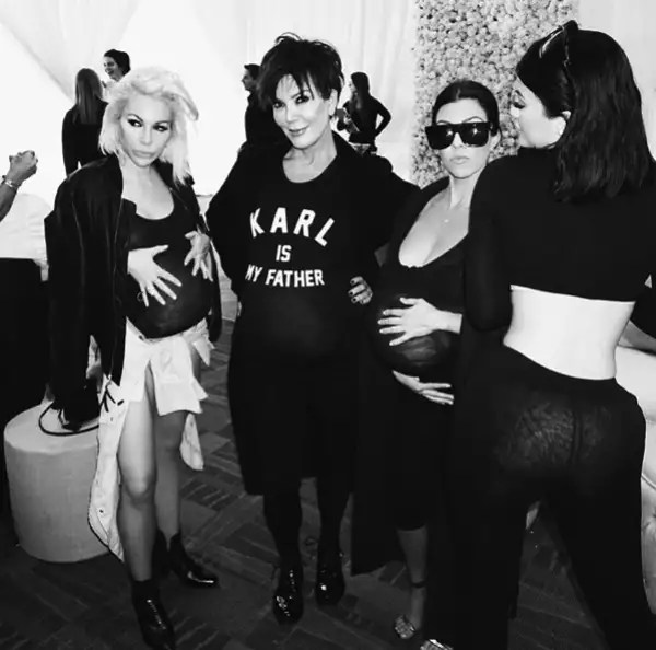 Las Kardashians posaron en la fiesta de Kim con una pancita postiza.