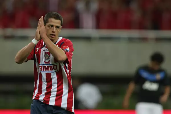Javier Hernández (izquierda) durante su último partido en el futbol mexicano, cuando enfrentó a su exequipo Chivas de Guadalajara.