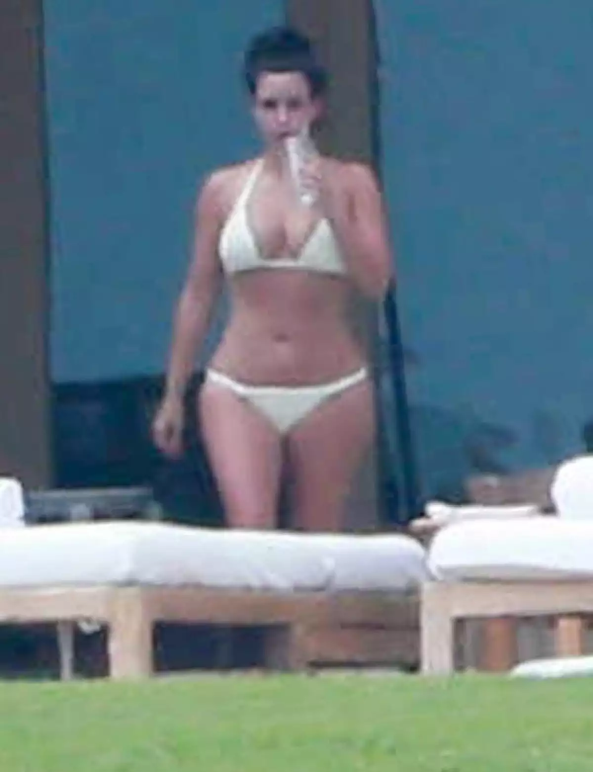 La recién señora de West fue captada luciendo sus curvas en un sexy traje de baño blanco durante su estancia en Punta Mita, Nayarit.