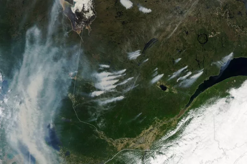 Esta imagen satelital cortesía del Observatorio de la Tierra de la NASA, tomada el 3 de junio de 2023, muestra el humo que sale de los incendios en las provincias canadienses de Quebec y Ontario.