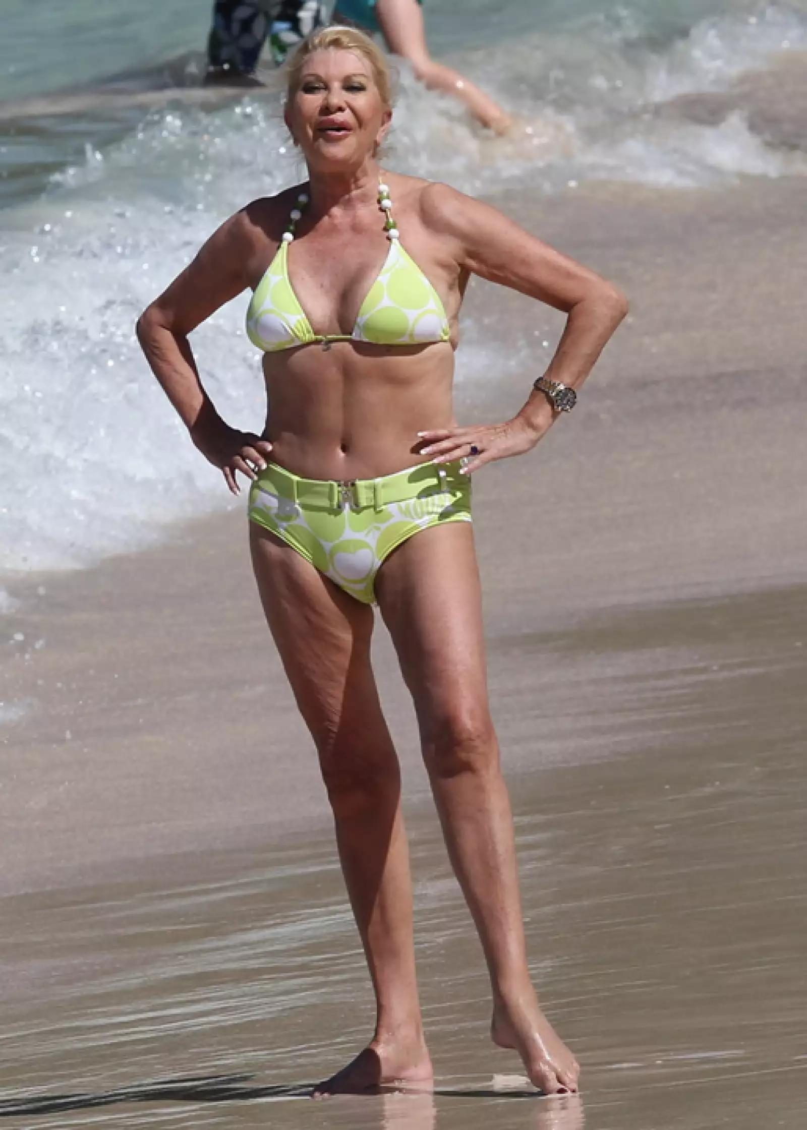 Anque la edad no le favorece, la empresaria decidió sacar del closet un bikini nada de favorecedor.