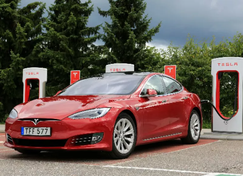 Tesla auto rojo