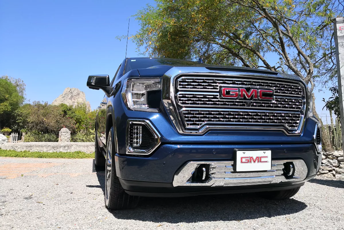 GMC Sierra Pena Bernal.jpg
