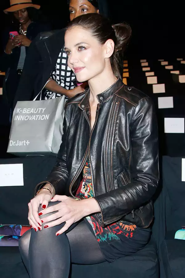 Con pelo recogido y un outfit de la firma, fue como lució en el evento.