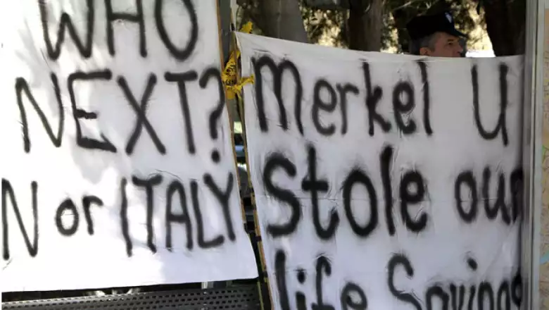 El sector bancario de Chipre es mucho mayor que el tamaño de la economía real de la isla y sus bancos fueron castigados fuertemente por su exposición a Grecia, una vecina mucho mayor.