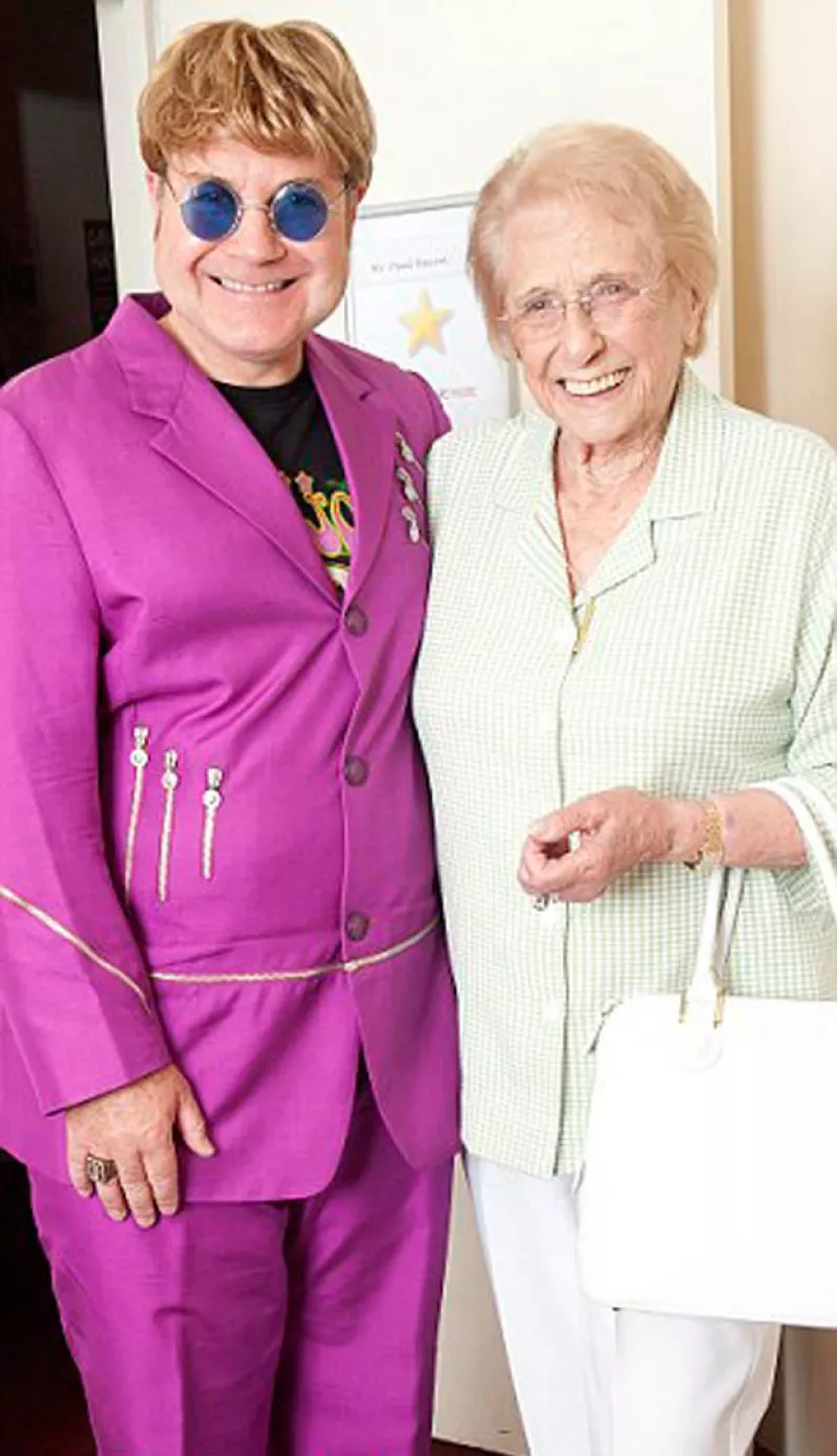 Sheila Farebrother, mamá de Elton John, mantiene una relación muy cercana con su imitador, pues sigue sin dirigirle la palabra al músico.