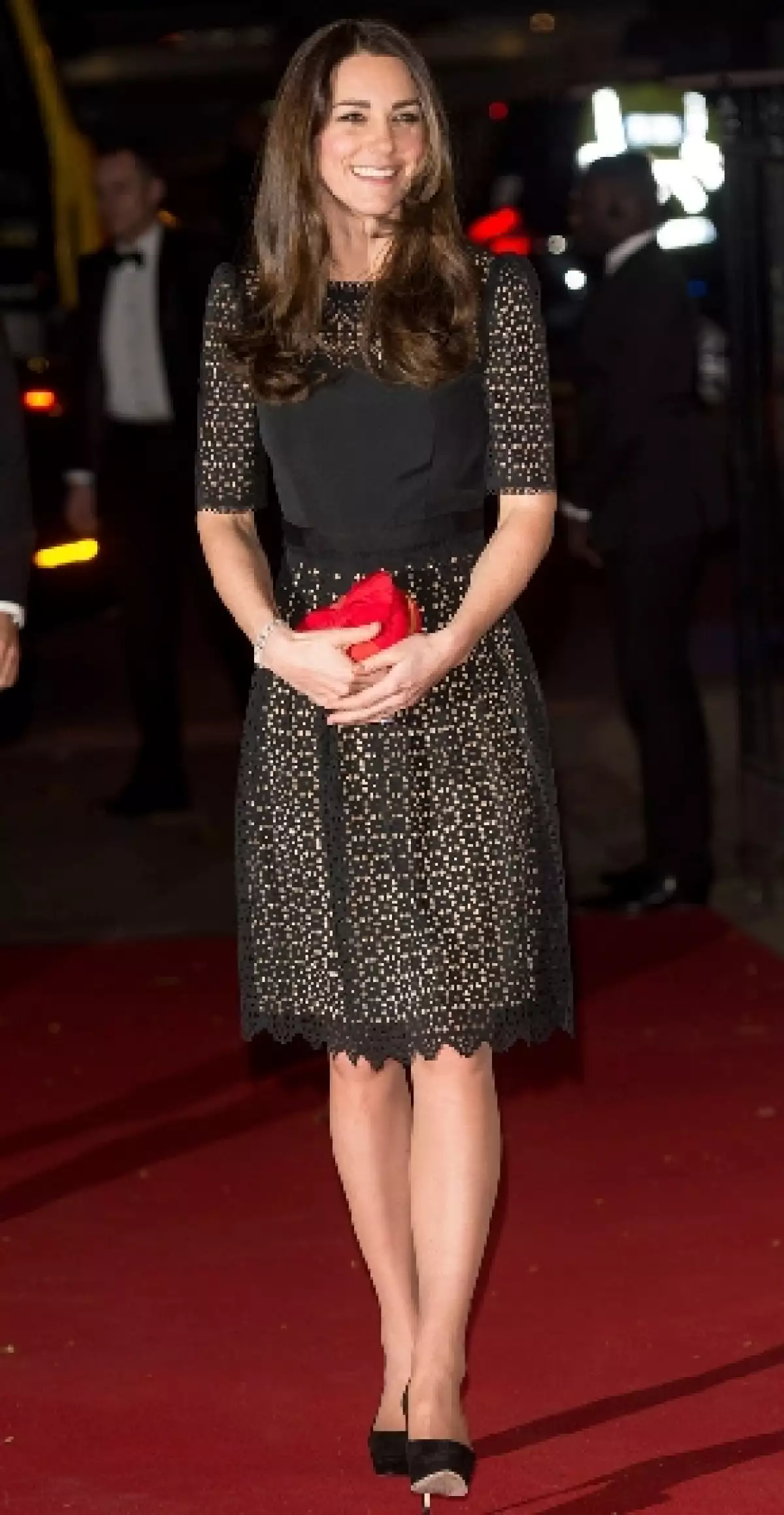 Kate lució un vestido un vestido negro de encaje.