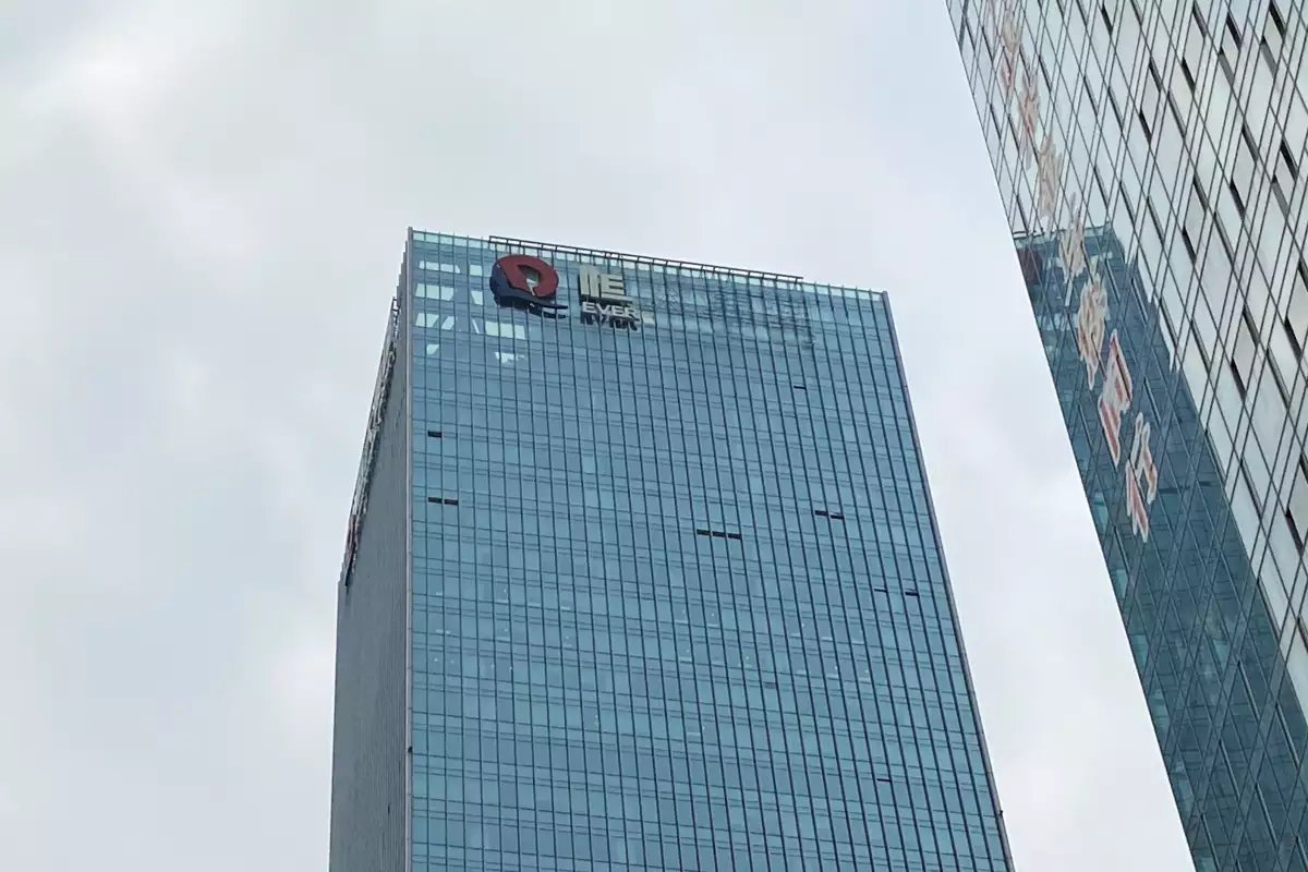 Un logotipo de la empresa parcialmente eliminado de China Evergrande Group se ve en la fachada de su sede en Shenzhen, provincia de Guangdong, China, el 10 de enero de 2022.