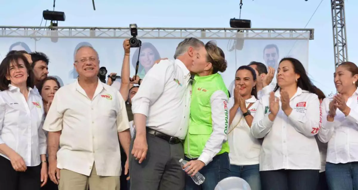 La esposa del priista Enrique Serrano suele acompañarlo en la mayoría de sus eventos, aunque también tiene una agenda independiente. 