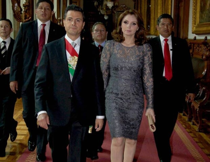 Amgélica Rivera acompaña a Enrique Peña Nieto en su primer mensaje a la Nación como Presidente de México.