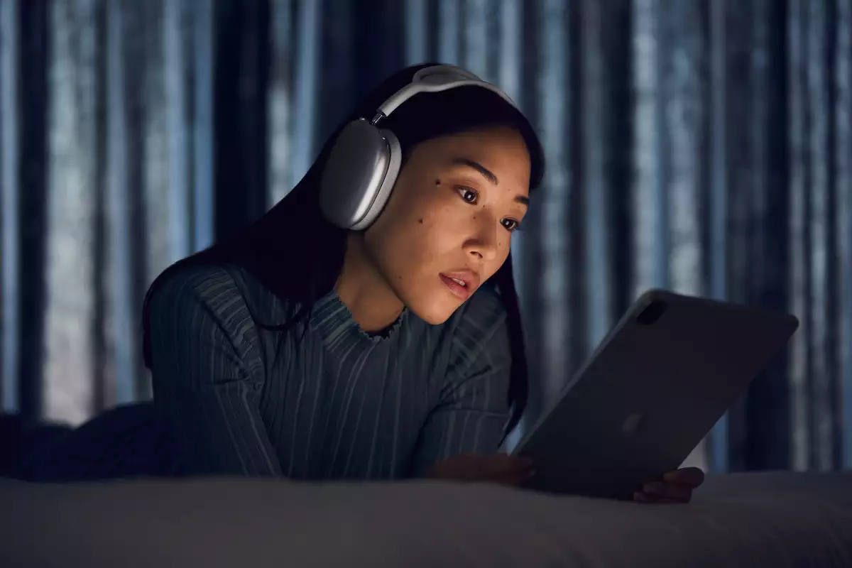 apple_airpods-max_listening-experience-2_12082020.jpg