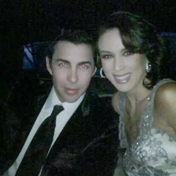 Jacky Bracamontes con Nicolás Felizola, su diseñador favorito.