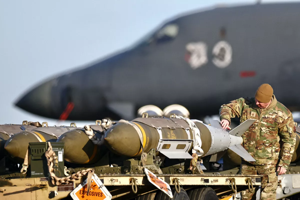 Un miembro de la USAF inspecciona Joint Direct Attack Munitions (JDAM) en un remolque frente a un bombardero B-1 Lancer de la Fuerza Aérea de los Estados Unidos (USAF), en la pista de la RAF Fairford en el suroeste de Inglaterra el 11 de marzo de 2026.