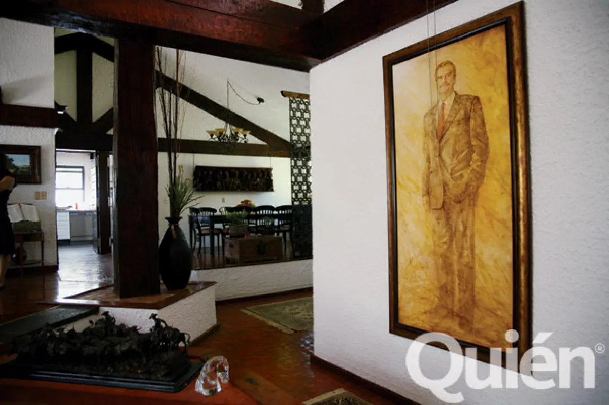 En la sala principal cuelga un gran retrato de Fox y otro de él y Marta. Las fotos que adornan la planta baja son, en su mayoría, de la pareja desde que Vicente se hizo presidente hasta la fecha.
