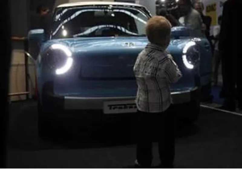 Aunque las automotrices presenten sus modelos de autos verdes, estarán disponibles hasta 2011. (Foto: Reuters)