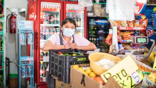 Mujer en una tienda con cubrebocas