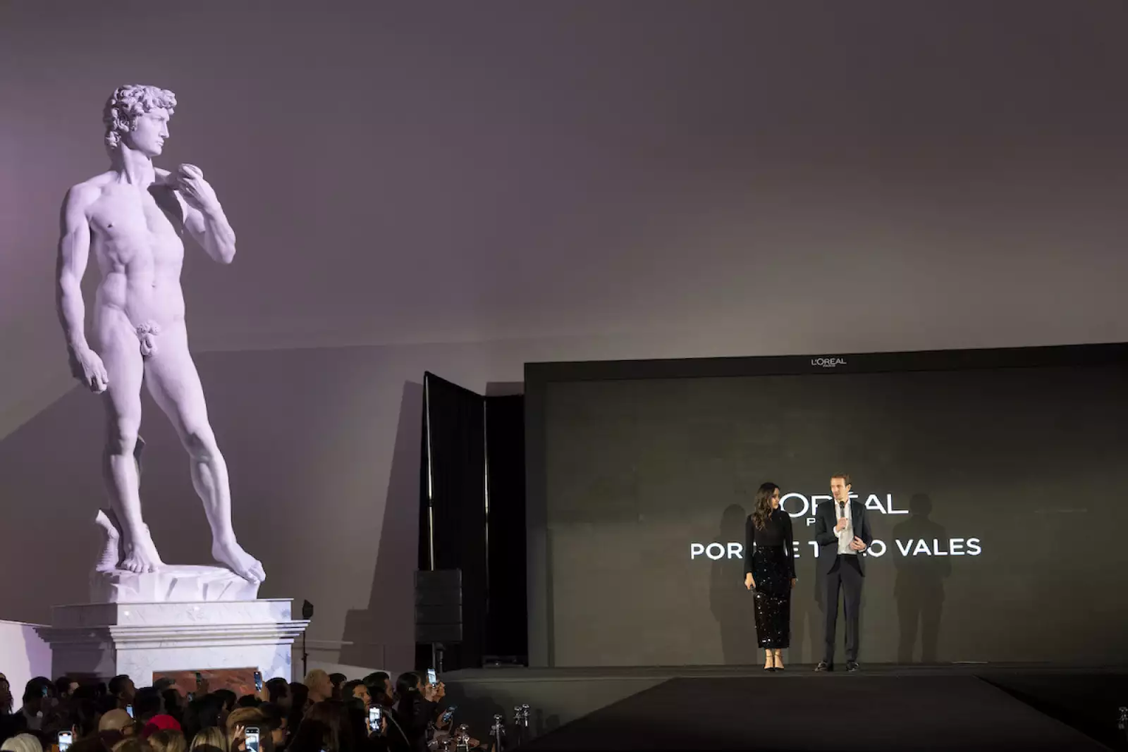 imagen  donde aparece “El David” de Miguel Ángel como testigo inerte de la espectacular pasarela organizada por L’Oréal Paris México en el Museo Soumaya. 