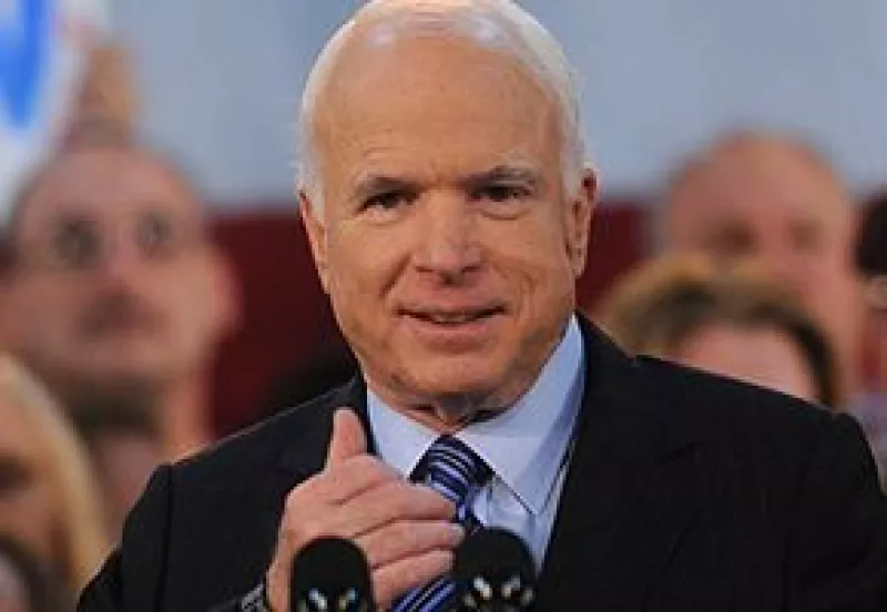 Su anfitirón en el programa de comedia será Ben Affleck, quien es pro Obama.