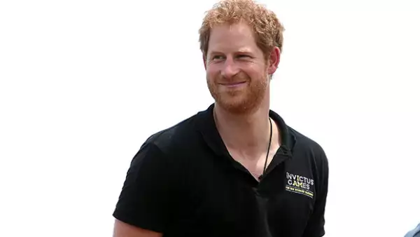 El miembro de la realeza inglesa no perdió la oportunidad de meterse en medio de una foto entre la modelo Winnie Harlow y su agente, mostrando su lado más divertido.