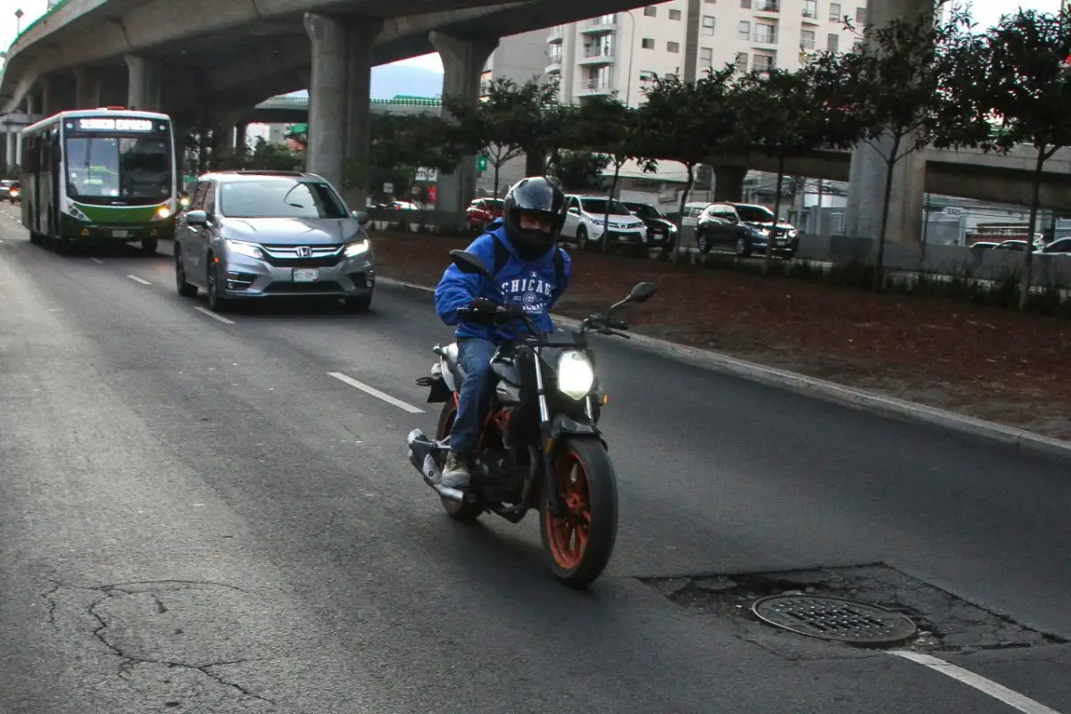 Coladeras hundidas y baches, son un constante peligro para motociclistas y automovilistas.
