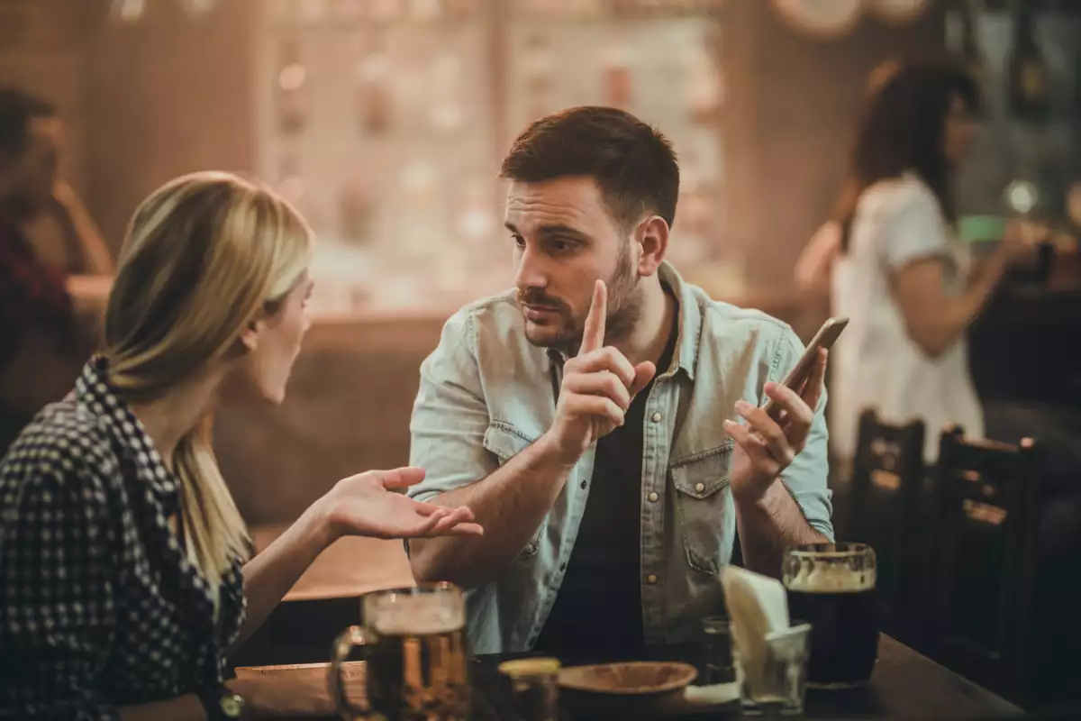 celular discutir pelea pareja mensaje