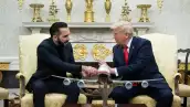 El presidente estadounidense, Donald Trump, estrecha la mano del presidente de El Salvador, Nayib Bukele, durante una reunión en el Despacho Oval de la Casa Blanca en Washington, DC, 14 de abril de 2025