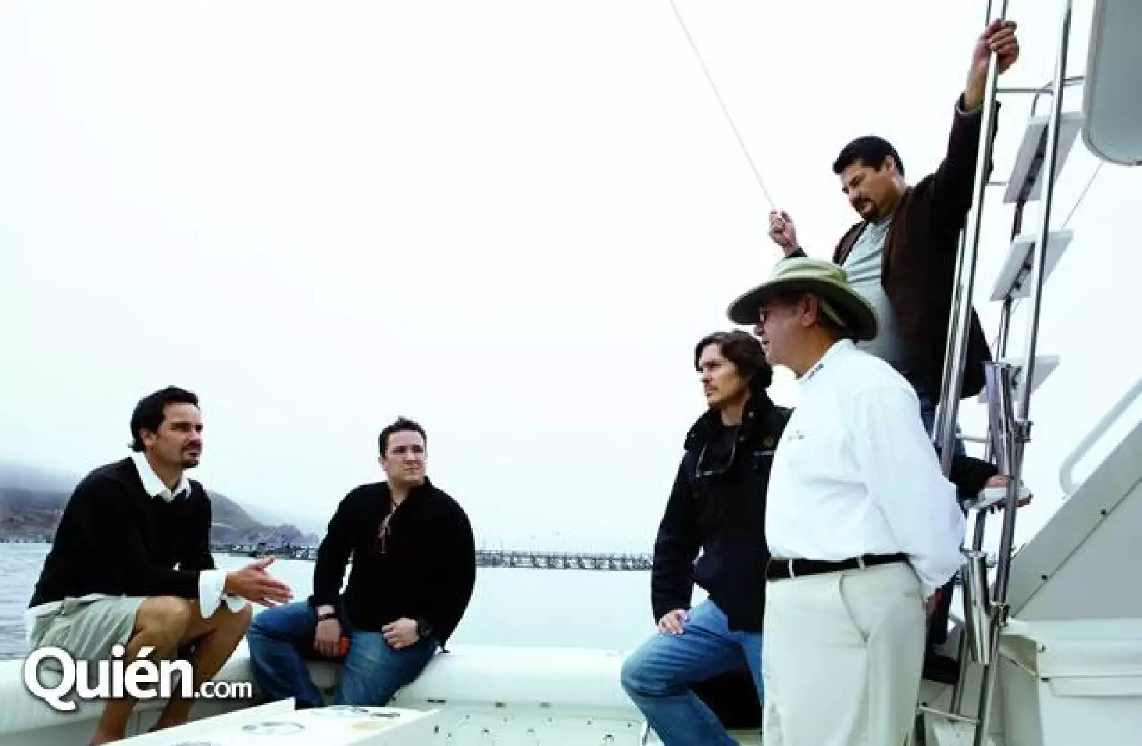 Hans Backhof,hijo y director general de Monte Xanic; Daniel Ovadía,del restaurante Paxia,Pablo Ferrer; Alejandro Ruiz,y Hans Backhoff padre visitaron los corrales de atún y los cultivos de mejillones y ostiones.