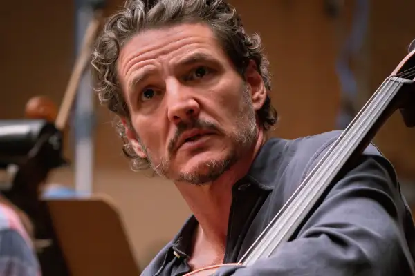 Pedro pascal interpreta a un violonchelista 