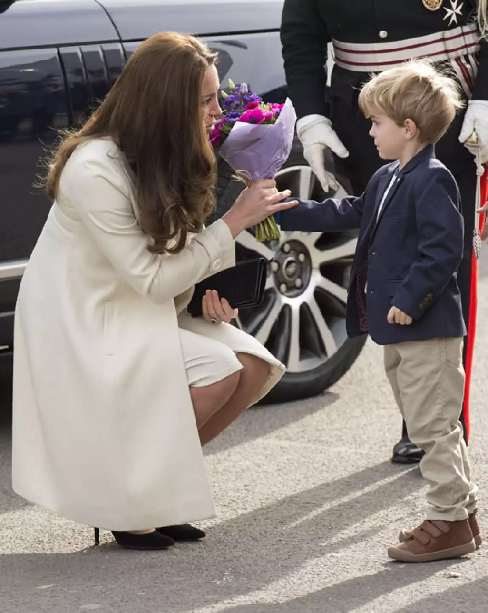 Por otra parte el hermano de Oliver, Zac Barker, le regaló un ramo de flores en el momento de su arribo al set.