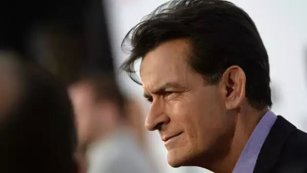 Tras la confesión de Charlie Sheen sobre ser VIH positivo, recordamos a otros famosos que han hecho públicos importantes aspectos de su vida privada.