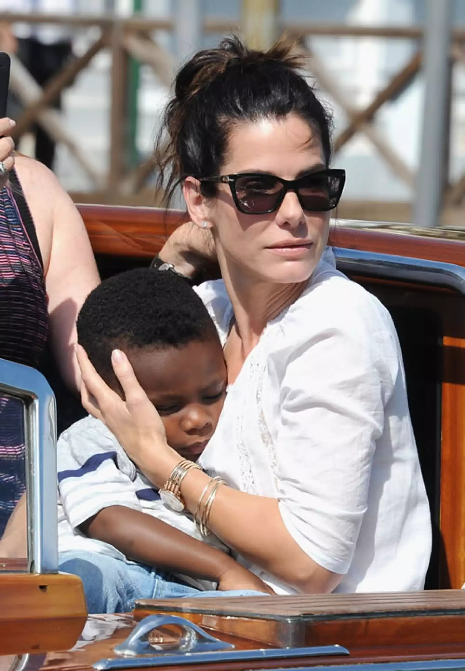 Tras el escándalo sobre la infidelidad de su marido, Sandra Bullock inició los trámites de adopción para su hijo Louis, quien llegó justo después de que el proceso legal de separación terminara.