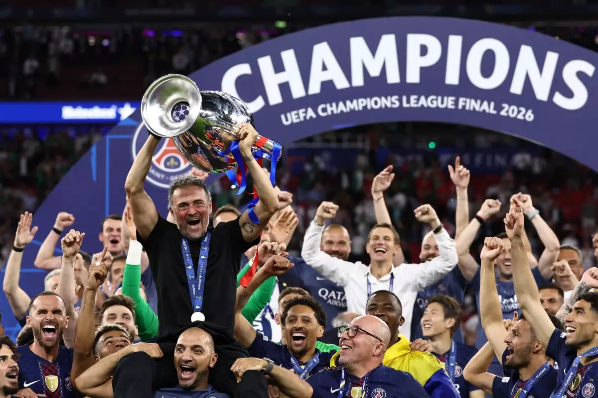 El entrenador español del Paris Saint-Germain, Luis Enrique, levanta el trofeo mientras celebra con sus jugadores después de ganar el partido final de fútbol de la Liga de Campeones de la UEFA entre el Paris Saint-Germain (PSG) y el Arsenal FC en el Puskas Arena de Budapest el 30 de mayo de 2026.