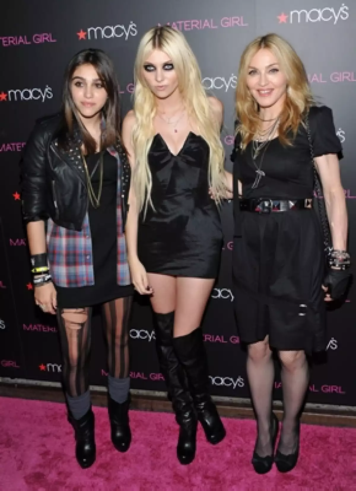 Lourdes -usando la camisa de franela que no gustó a su mamá-, Taylor Momsen, imagen de la marca, y Madonna, ayer por la noche en la presentación oficial de `Material Girl´.