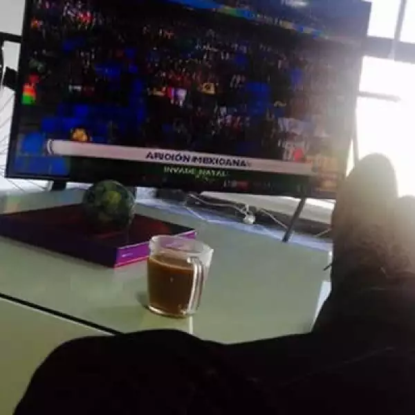 ‘los demás andan en juntas, saludos’, así Carlos Astiazarán de @GlobalMet siguió el partido del Tri sin molestías.