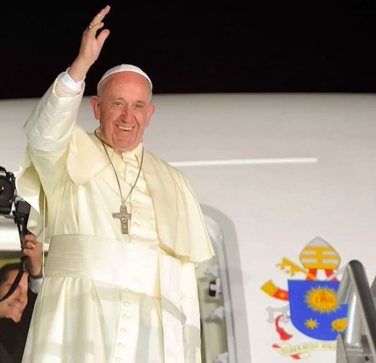 La llegada del Papa a México a dividido opiniones y provocado reacciones. Hay que platicarlo. Además, nuestra insider de New York Fashion Week viene a contarnos todo de la semana de la moda más fría.