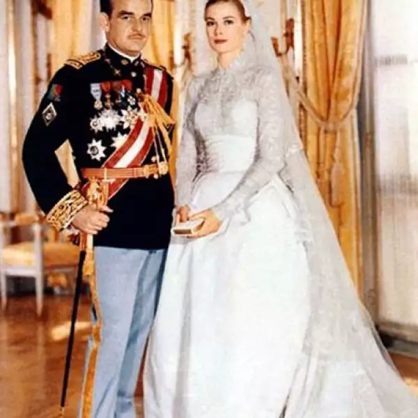 Tres docenas de costureras, 25 metros de tafeta, encaje y perlas se utilizaron para la confección del vestido de novia de Grace Kelly, el cual fue creado por la diseñadora de los estudios MGM, Helen Rose, el atuendo estuvo listo en 6 semanas y la princesa y el príncipe Rainero se casaron el 19 de abril de 1956.