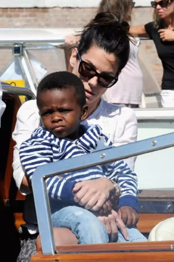 De acuerdo con el New York Post, el hijo de Sandra, Louis, se enfermó horas antes de los galardones.