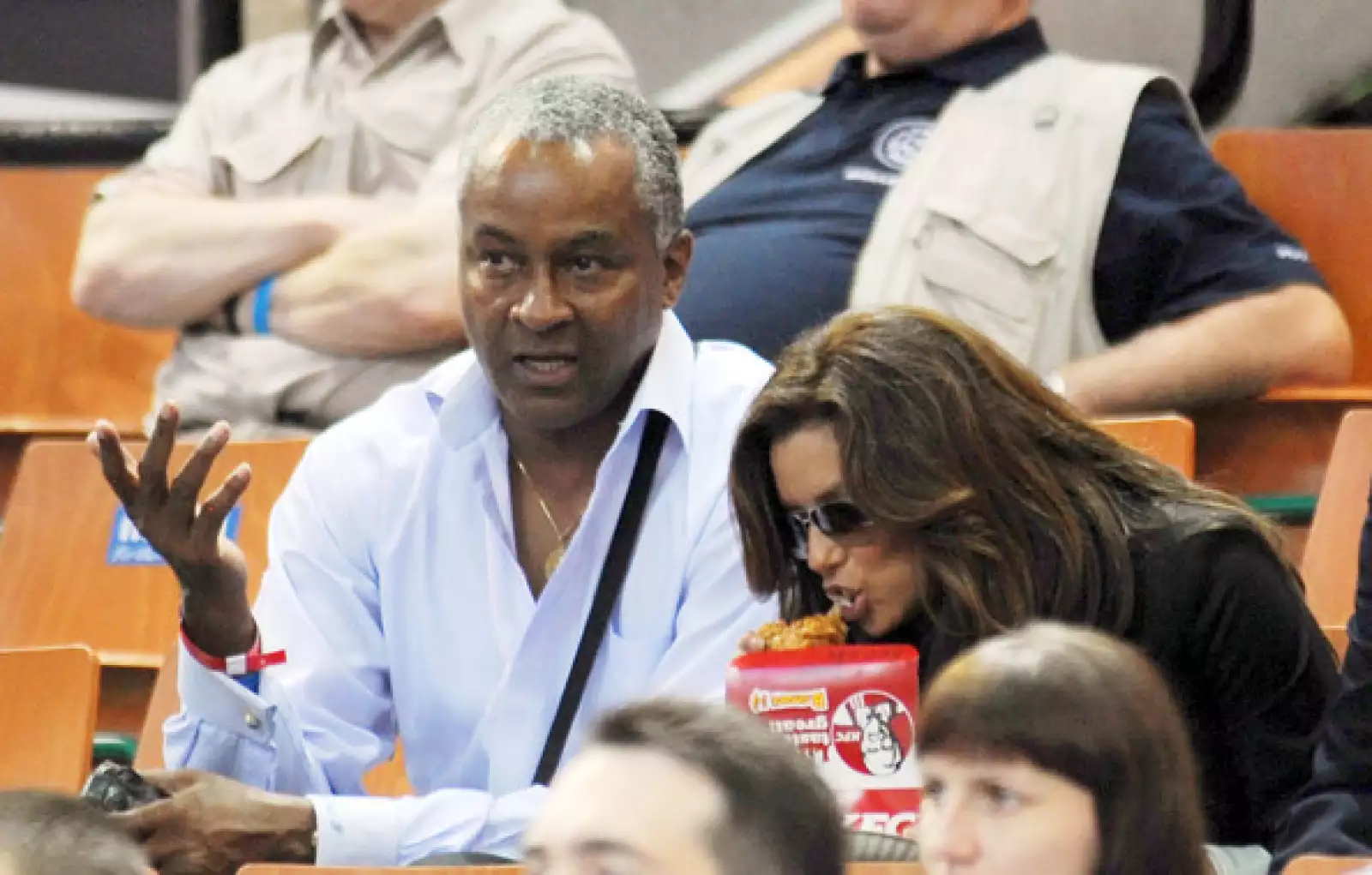 Al parecer a Eva Longoria no le importan las calorías, ya que no escapó del lente indiscreto mientras comía con mucho gusto pollo frito.