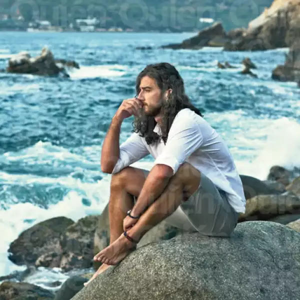 José Luis Badalt (Camisa: The Gigi, en Silver Deer. Shorts: Banana Republic.)